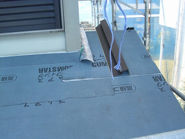 防水シートは繊細な作業が必要